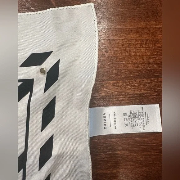 Cuyana 100% silk black and white scarf NWT - Picture 3 of 6